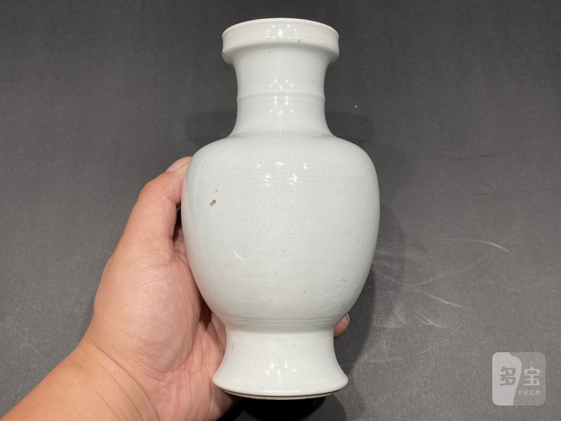 清康熙 白釉暗刻花卉纹盘口瓶 - 图5